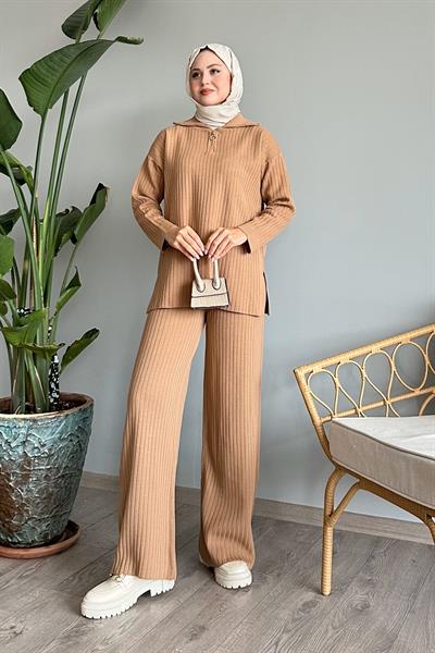 Yanları Yırtmaçlı Fitilli Camel Triko Takım