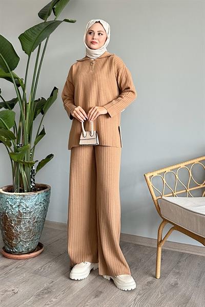 Yanları Yırtmaçlı Fitilli Camel Triko Takım