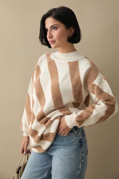Yumoş Çift Şeritli Bej Triko Kazak
