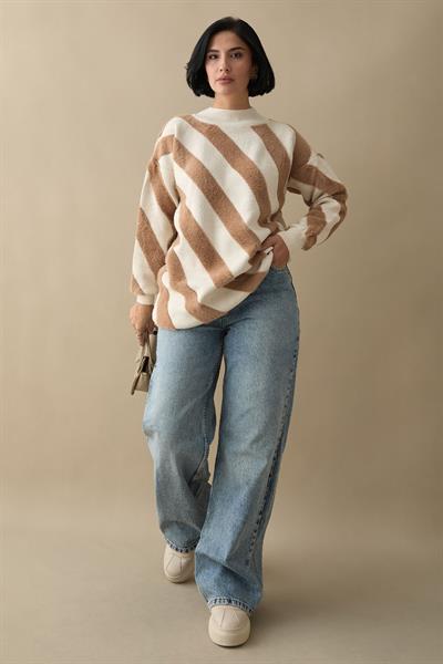 Yumoş Çift Şeritli Bej Triko Kazak