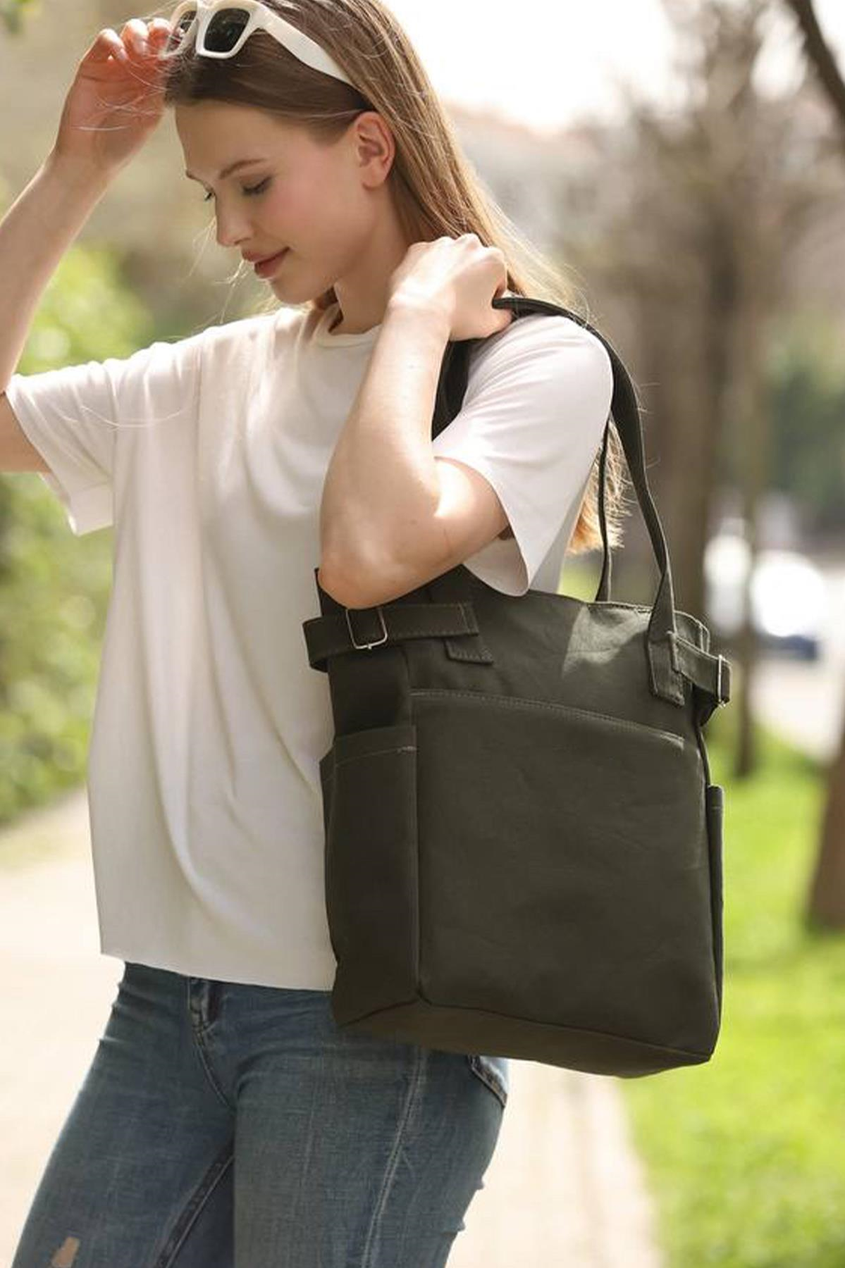 Haki Renk Çift Fermuarlı Toka Detaylı İki Gözlü  Spor Kol ÇantasıHaki Renk Çift Fermuarlı Toka Detaylı İki Gözlü  Spor Kol Çantası