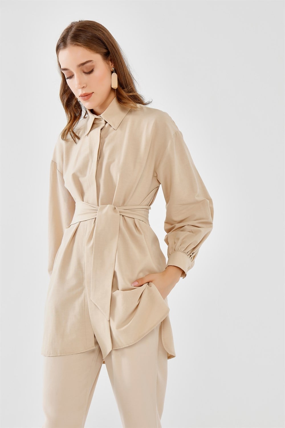 Bej Kuşaklı Gömlek