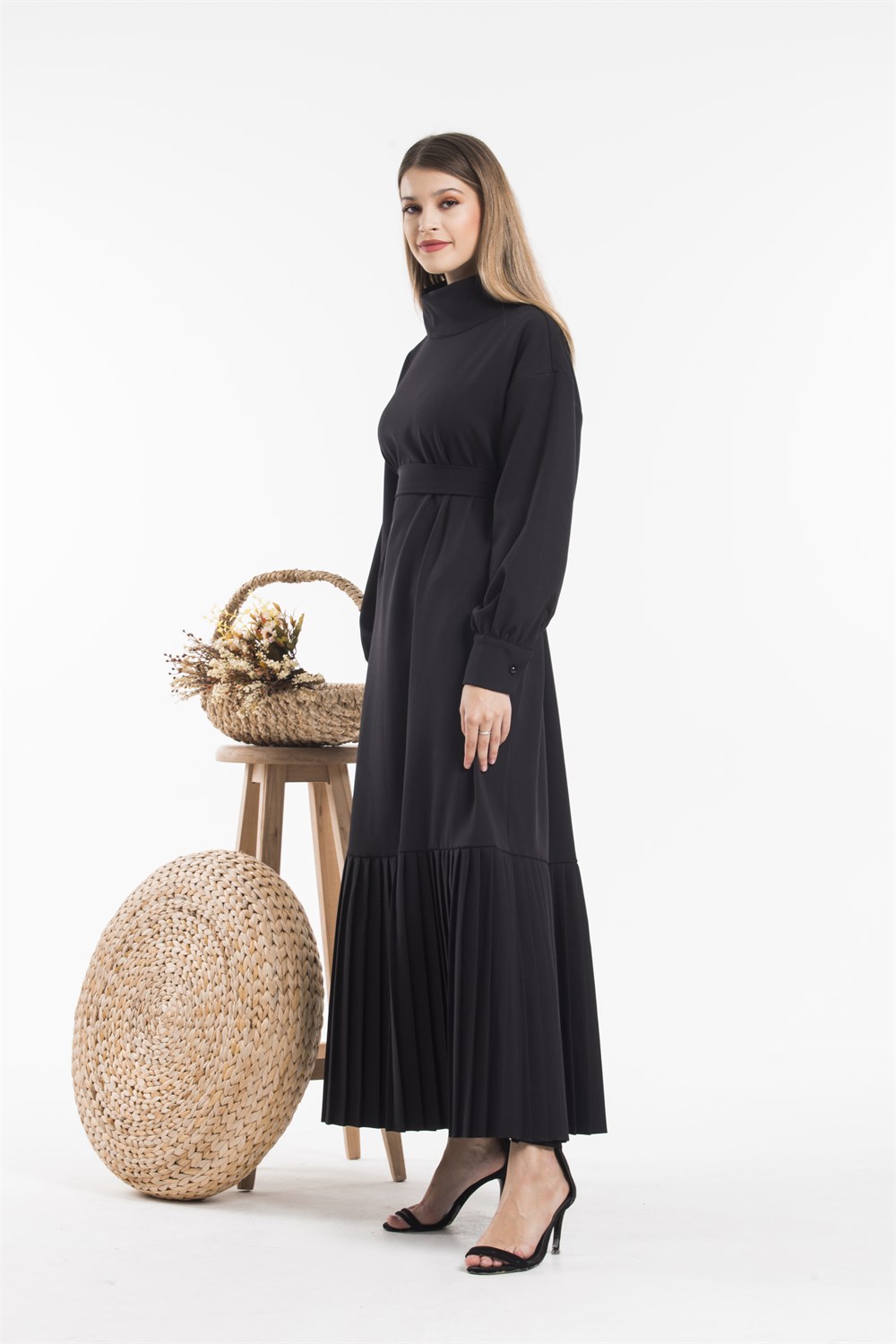 Siyah Pile Detaylı Elbise