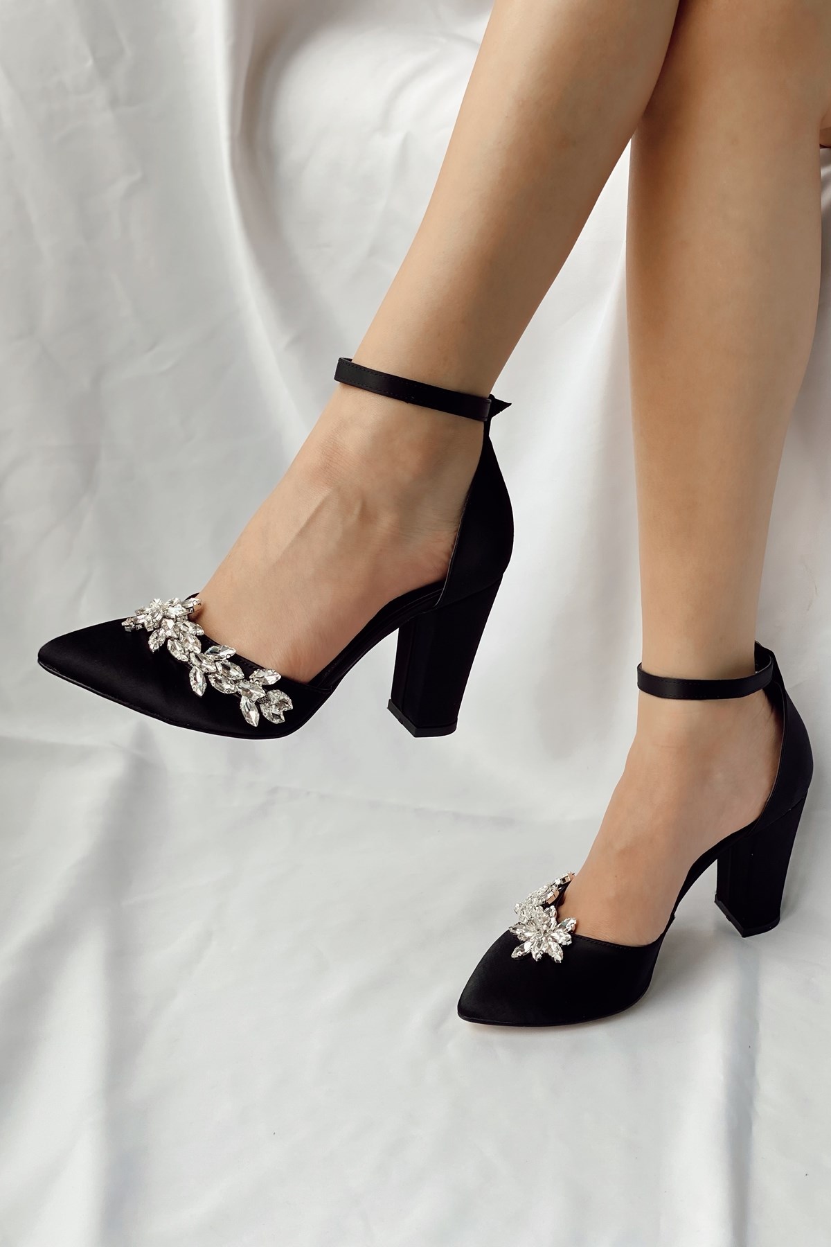 Lito Siyah Saten Taş Detaylı Topuklu Ayakkabı - Nilshoes