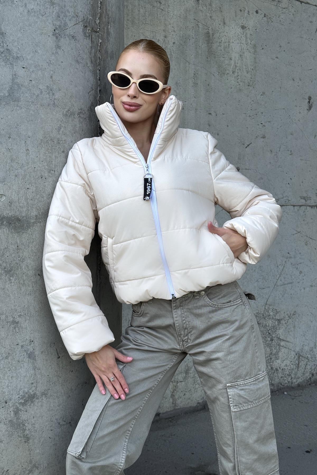 Bej Sırtı Taş Baskılı Dik Yaka Kısa Şişme Mont