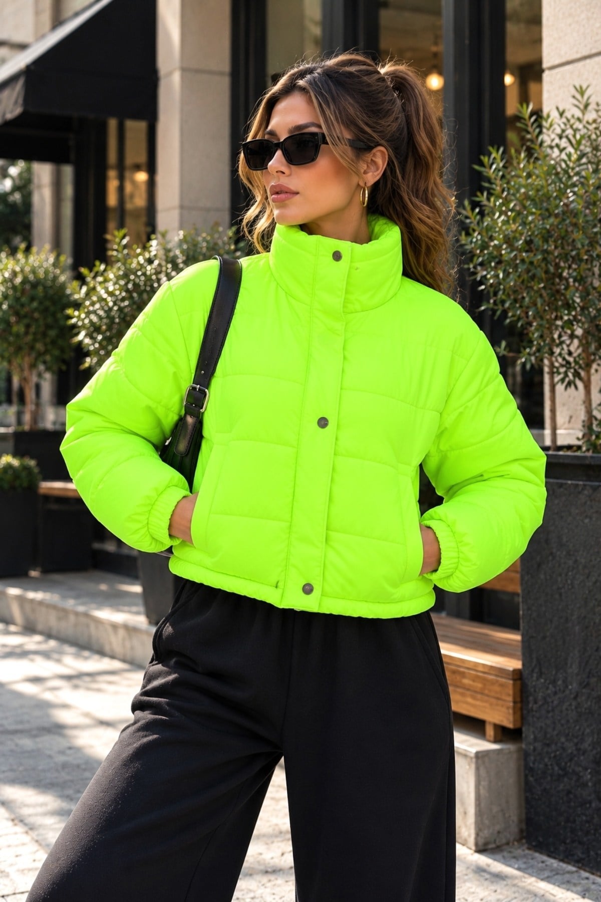 Neon Yeşil Dik Yaka Çıtçıtlı Fermuarlı Kısa Şişme Mont