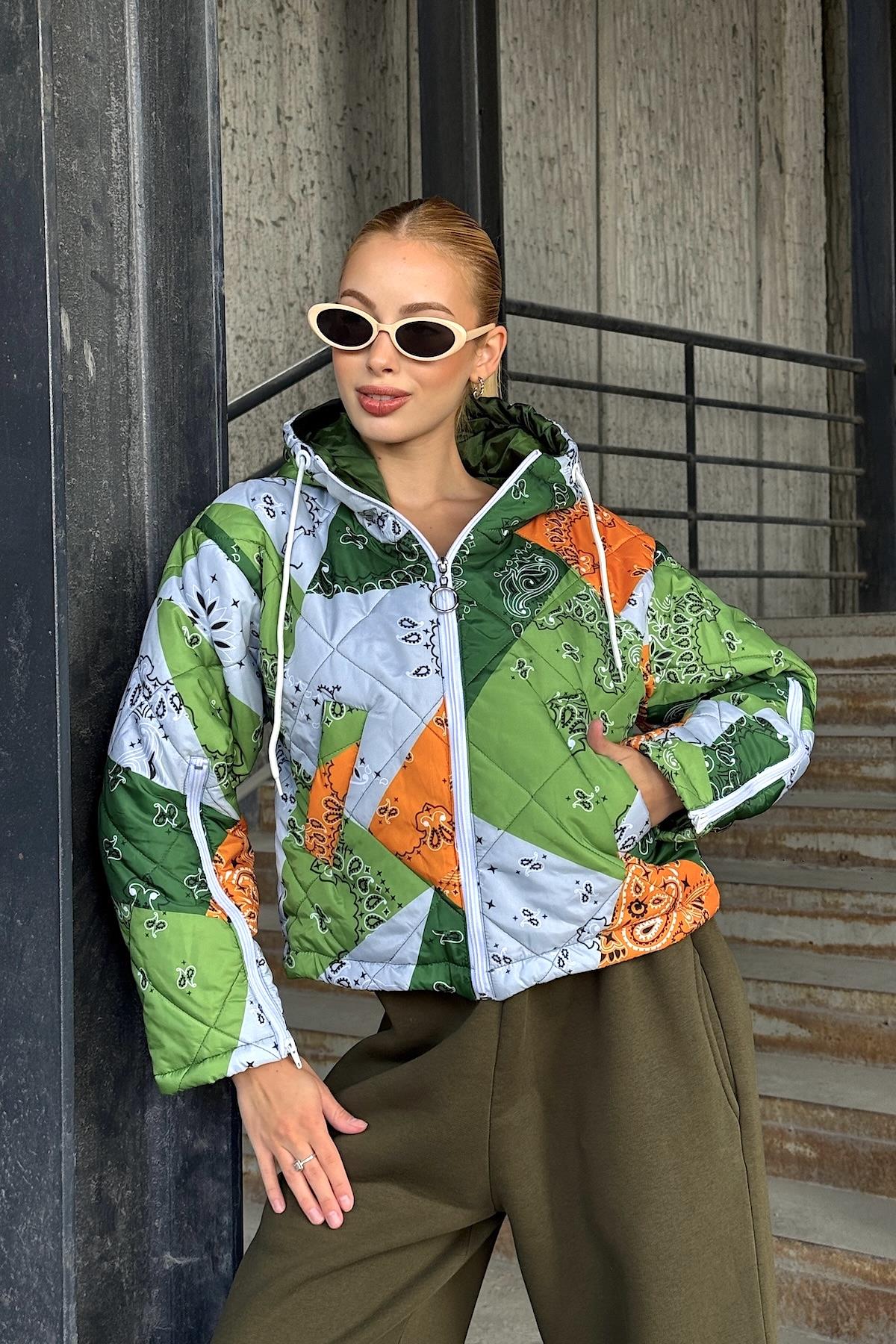 Yeşil Desenli Kapüşonlu Kolları Fermuarlı Kısa Şişme Mont