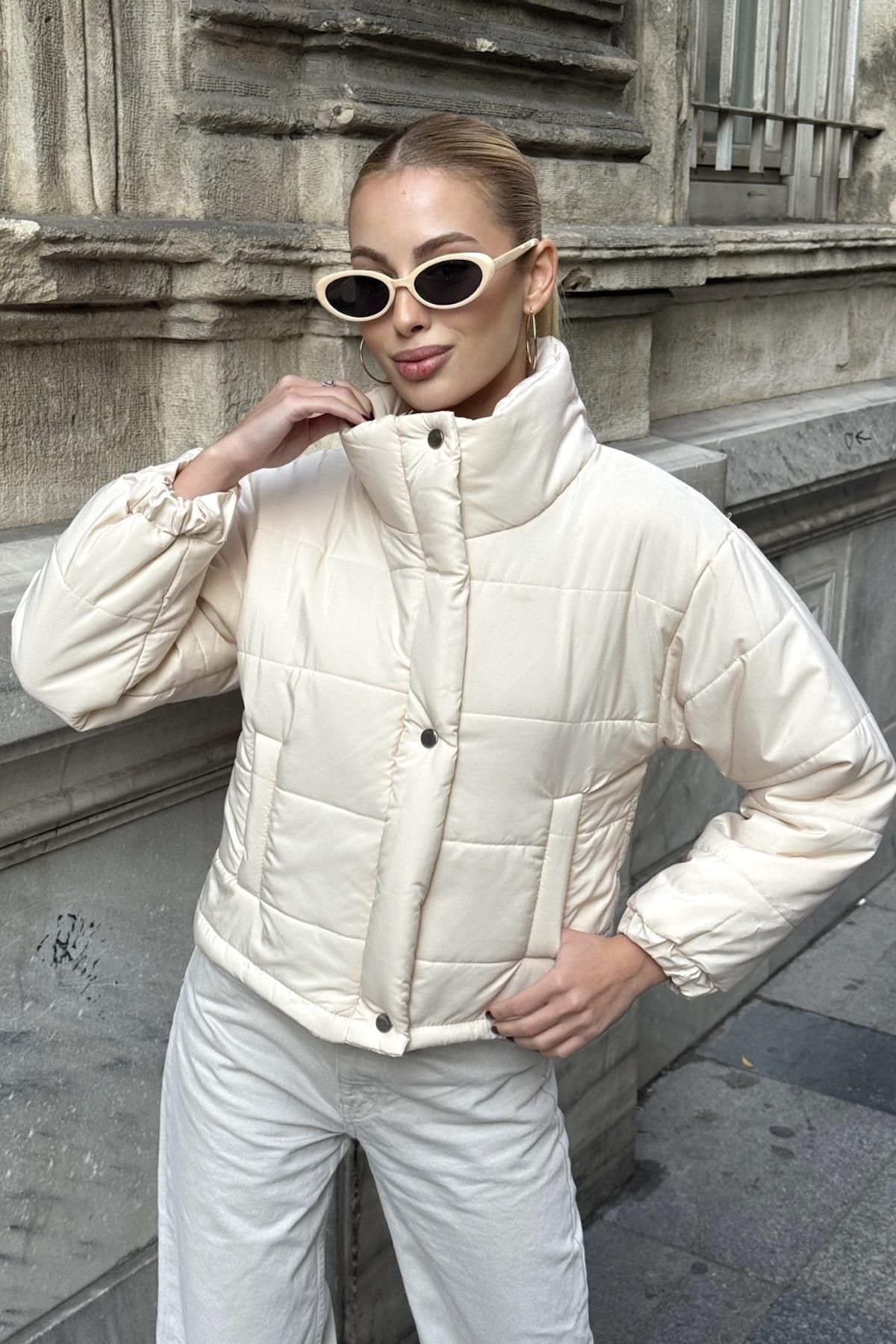 معطف قصير بيج بياقة قائمة بياقة قصيرة قابلة للنفخ مع سحاب بقفل كبسولة