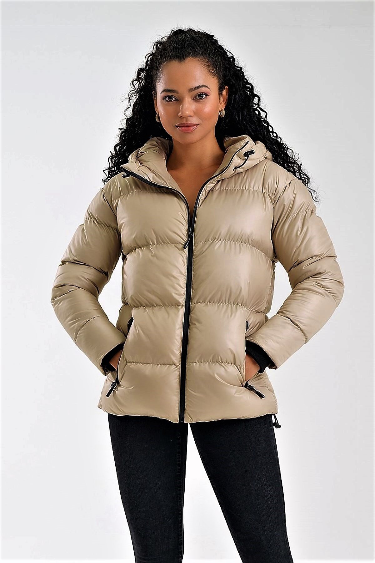 معطف بيج منفوخة بغطاء رأس بقلنسوة بأكمام مضلعة