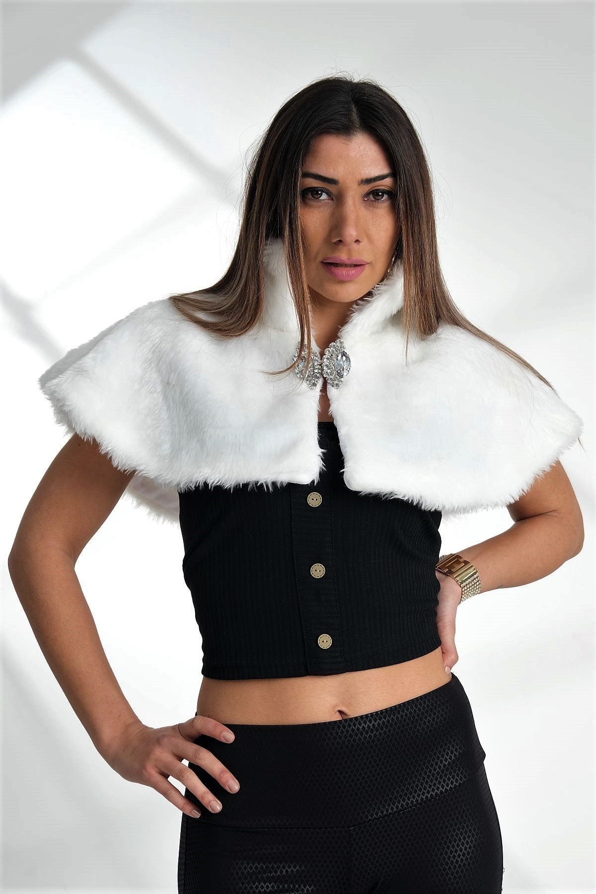 بوليرو بحاشية بروش أبيض من الفرو