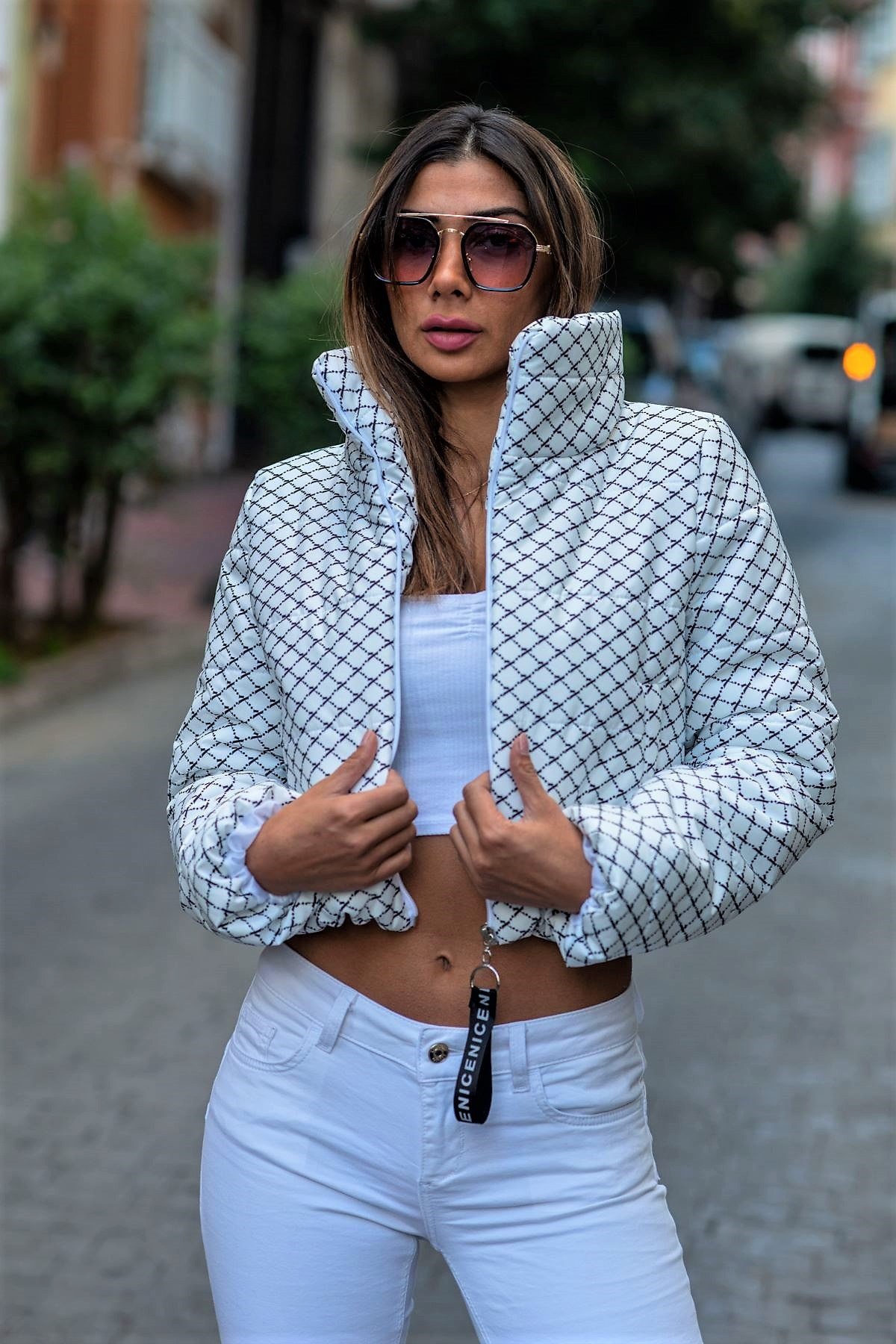 معطف أبيض قصير قابل للنفخ بياقة قائمة منقوشة بياقة قائمة