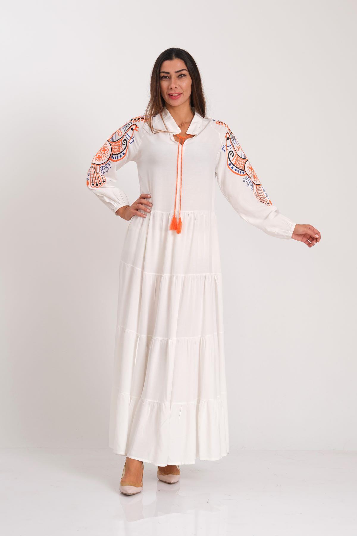 فستان طويل بأكمام بيضاء بأكمام بياقة قائمة بياقة قائمة وأكمام عصافير مطرزة بشرابة تنورة طويلة ذات طبقات