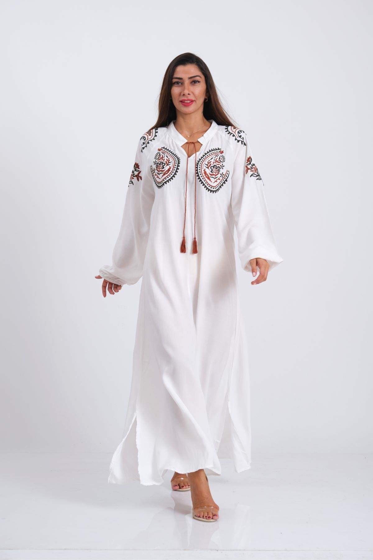 فستان طويل بأكمام بالون أبيض مع شرابات مطرزة على الصدر والأكمام