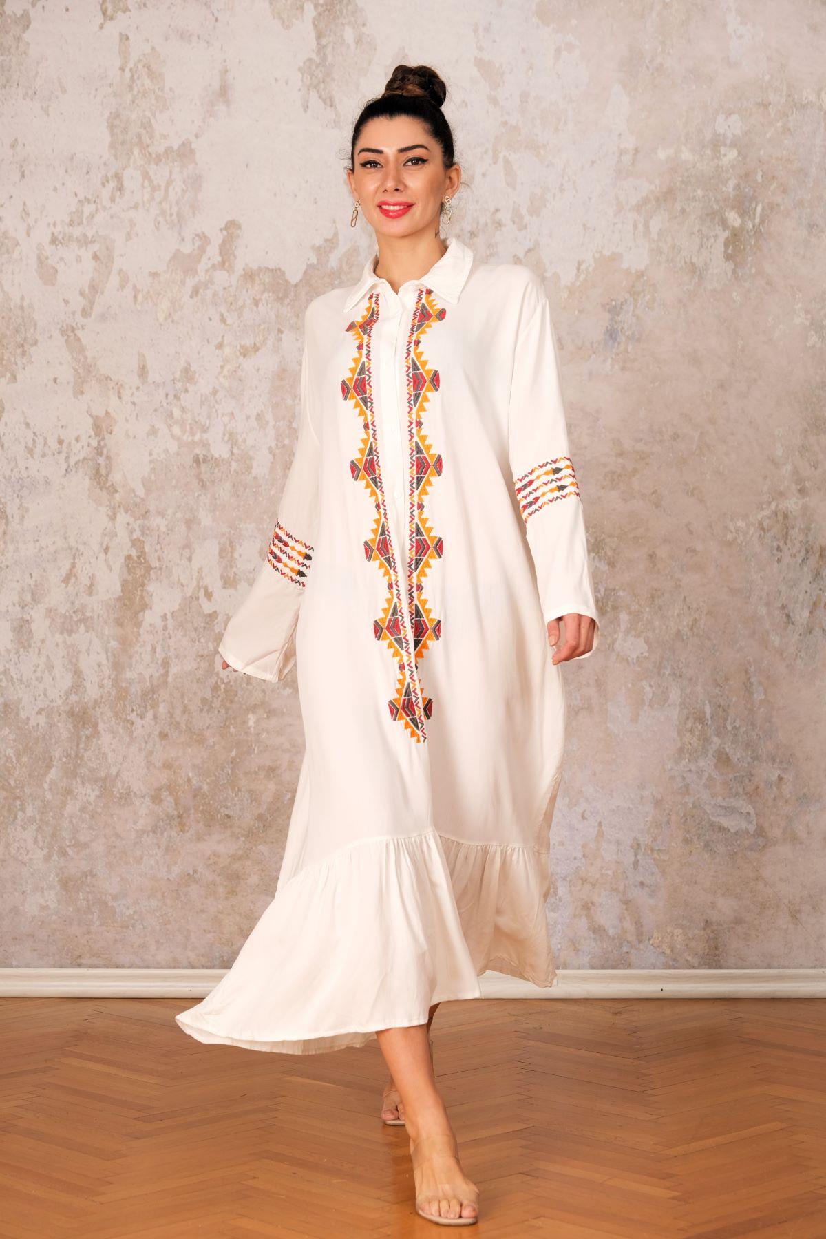 Beyaz Önü ve Kolları Nakışlı Etekleri Fırfırlı Uzun Gömlek Elbise