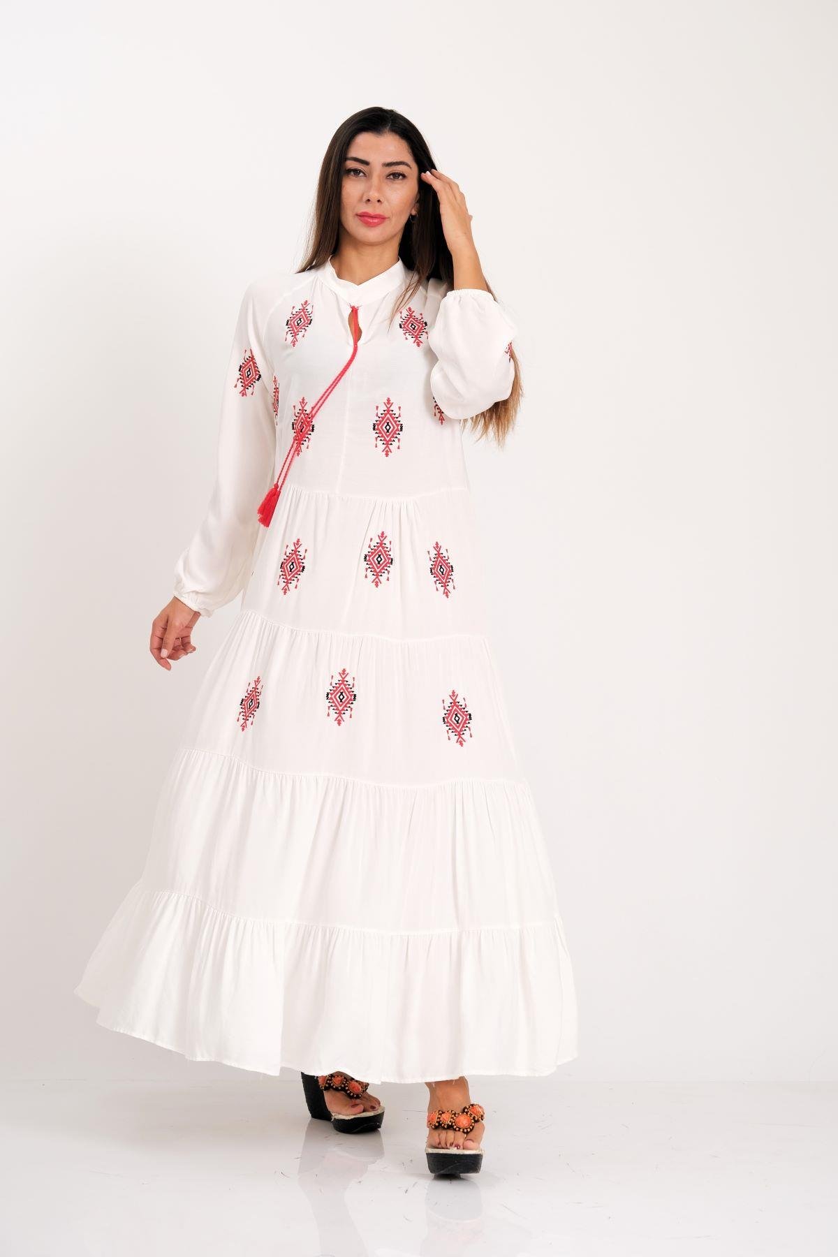 فستان أبيض بتطريزات أصلية من الأمام والأكمام وتنورة مطوية