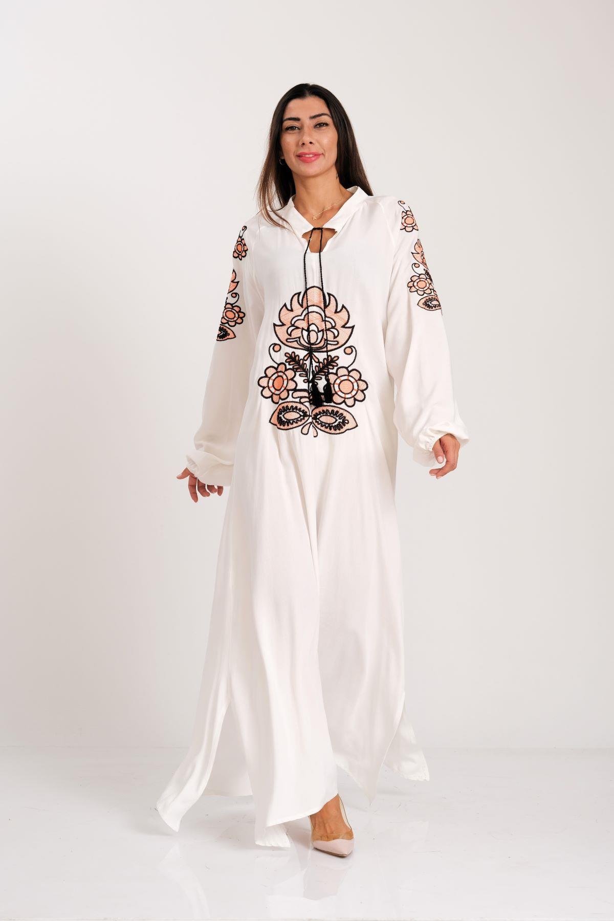 فستان طويل بأكمام طويلة بأكمام طويلة مطرزة من الأمام والأكمام باللون الأبيض