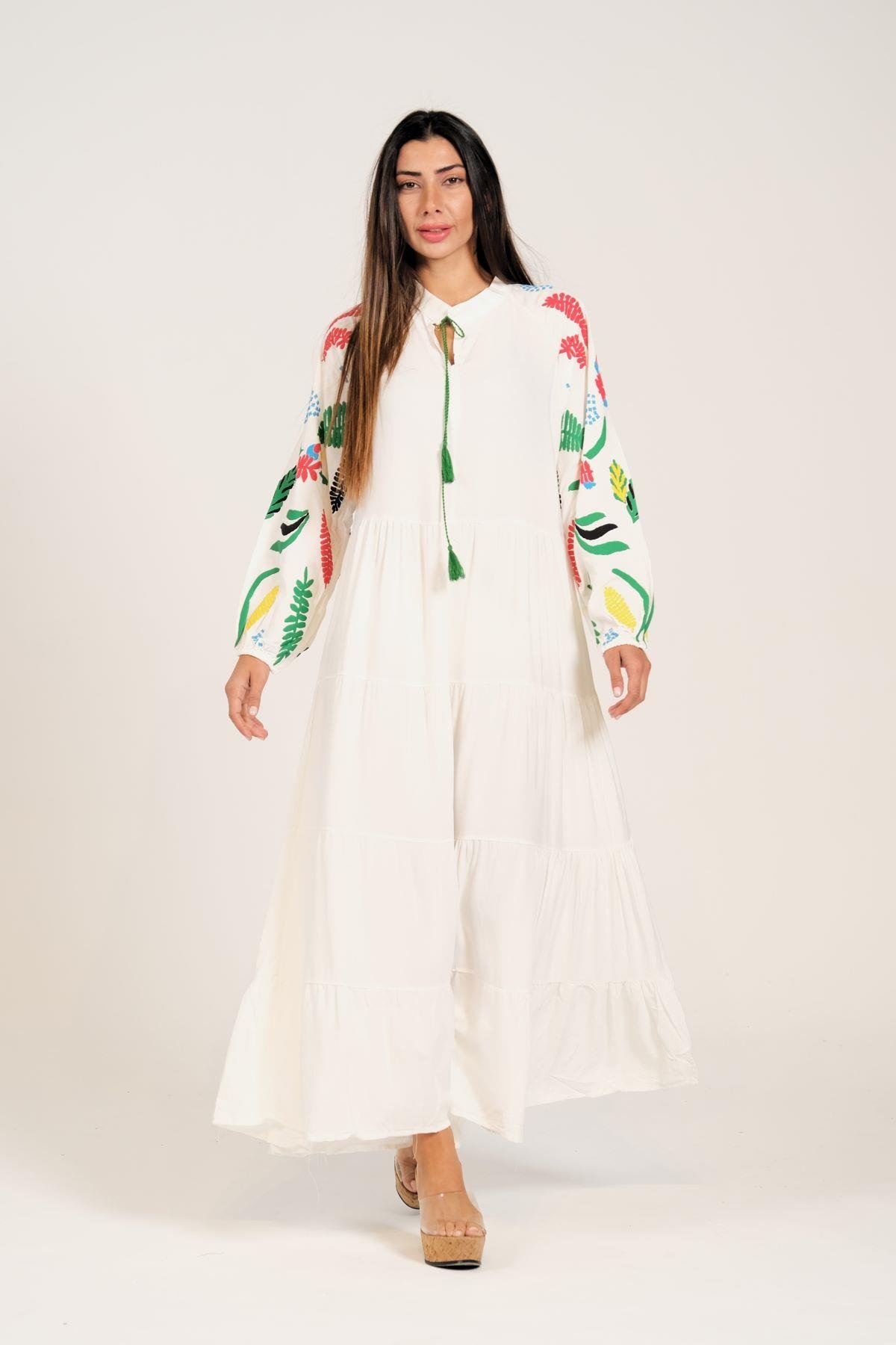 Beyaz Sıfır Yaka Kolları Çiçek Baskılı Eteği Kat Kat Uzun Elbise