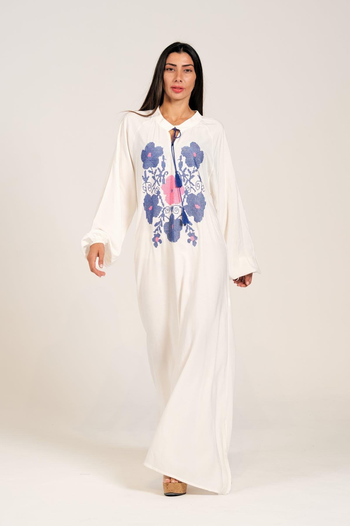 فستان طويل أبيض بأكمام زهرية بياقة صفرية بأكمام بالون مطرز بالزهور