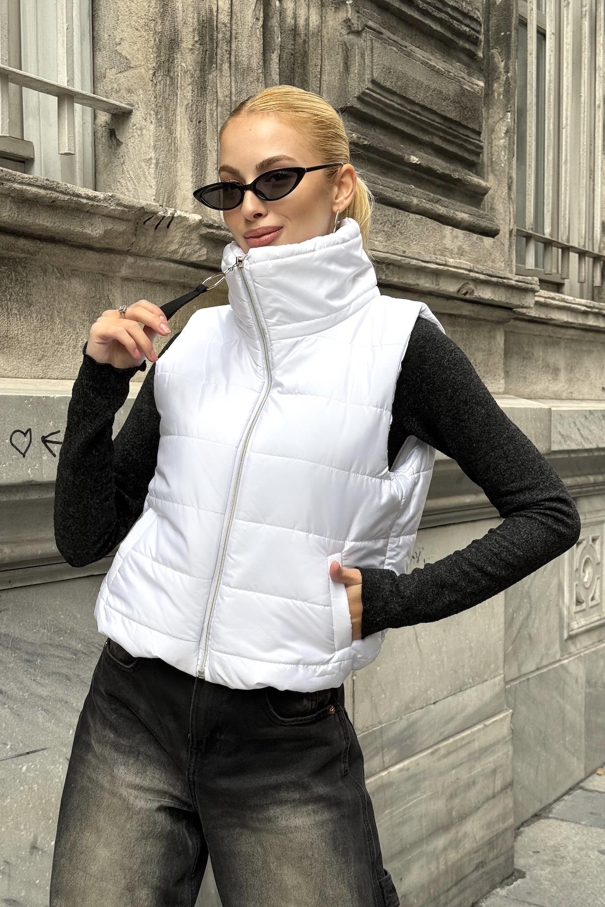 Beyaz Sırtı Taş İşlemeli Dik Yaka Kısa Şişme Yelek