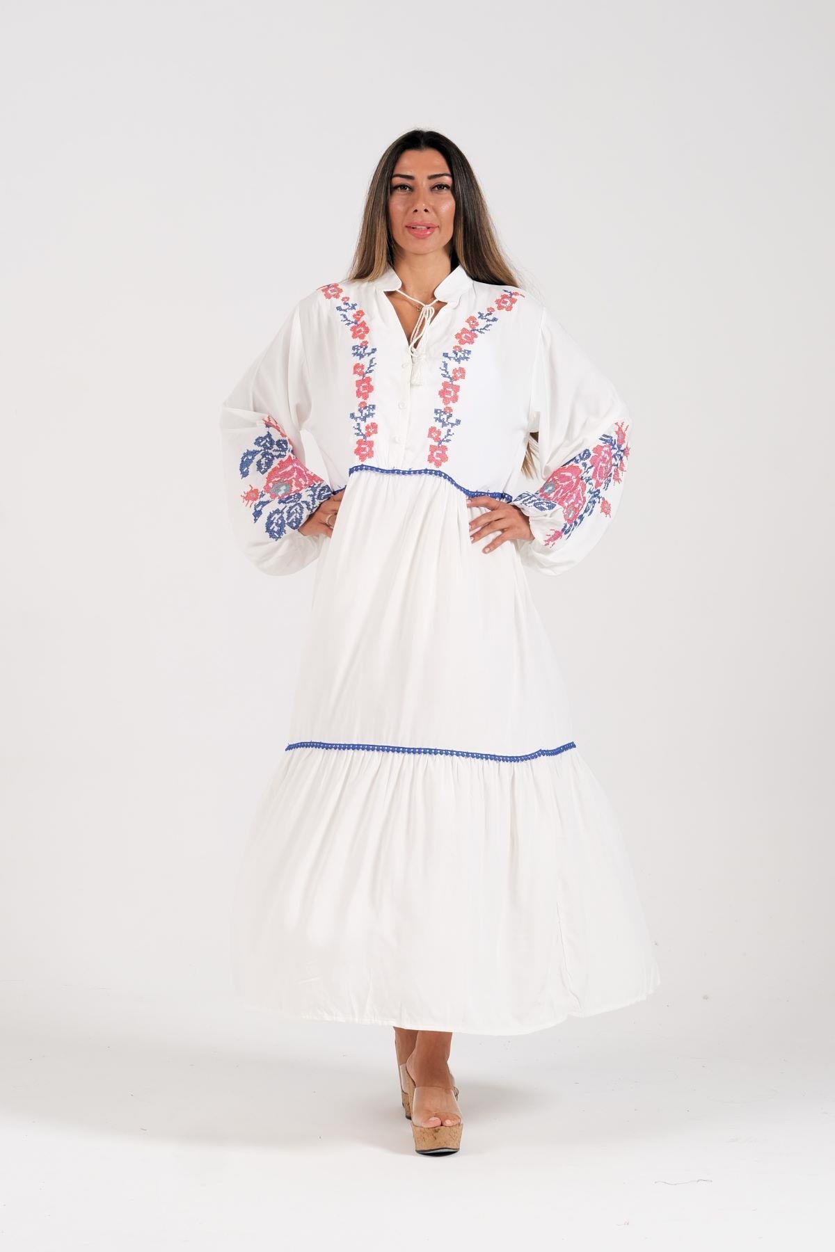 فستان طويل أبيض بأكمام على شكل بالون بأكمام على شكل بالون وتطريزات زهور