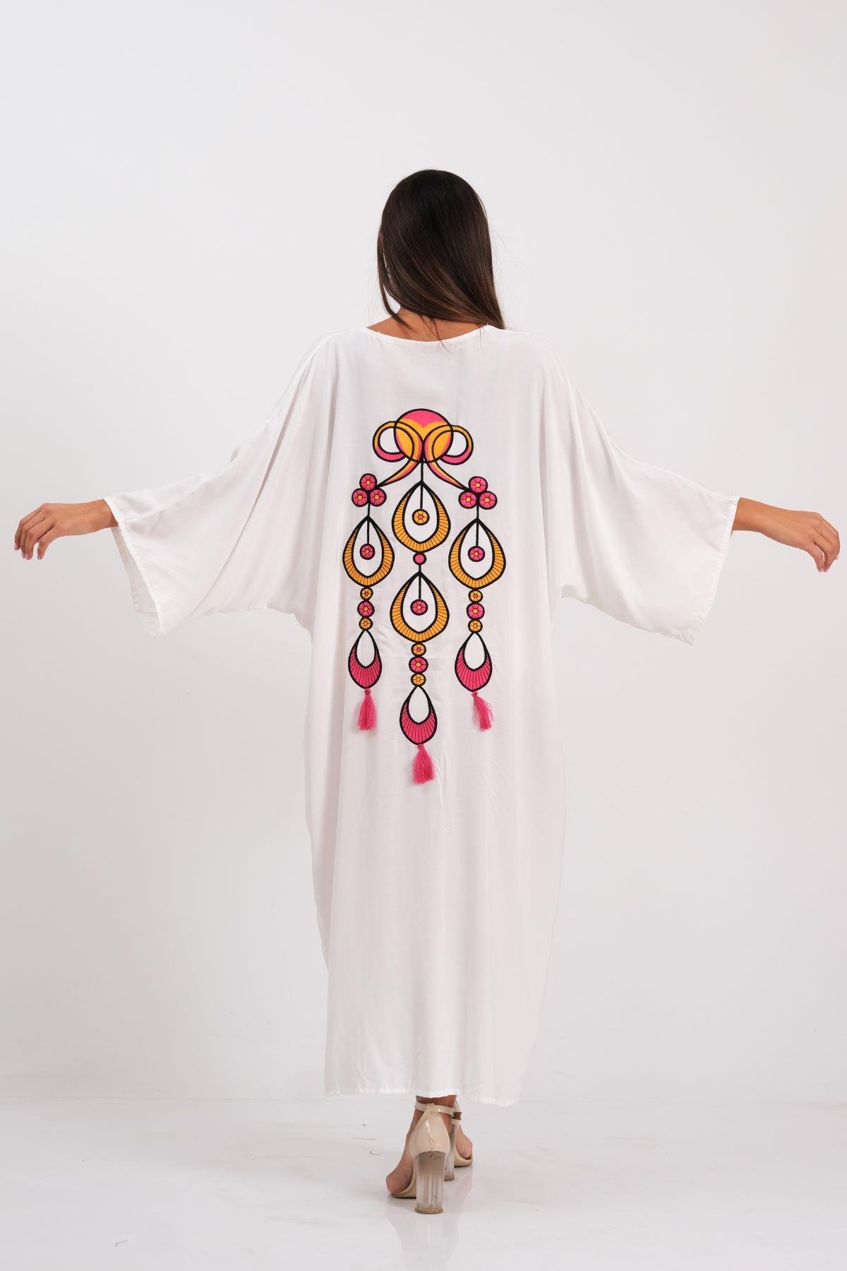 فستان أبيض بفتحة رقبة على شكل حرف V بقميص طويل مكشوف على شكل حرف V مع شرابات مطرزة أصيلة على الجيوب والظهر 