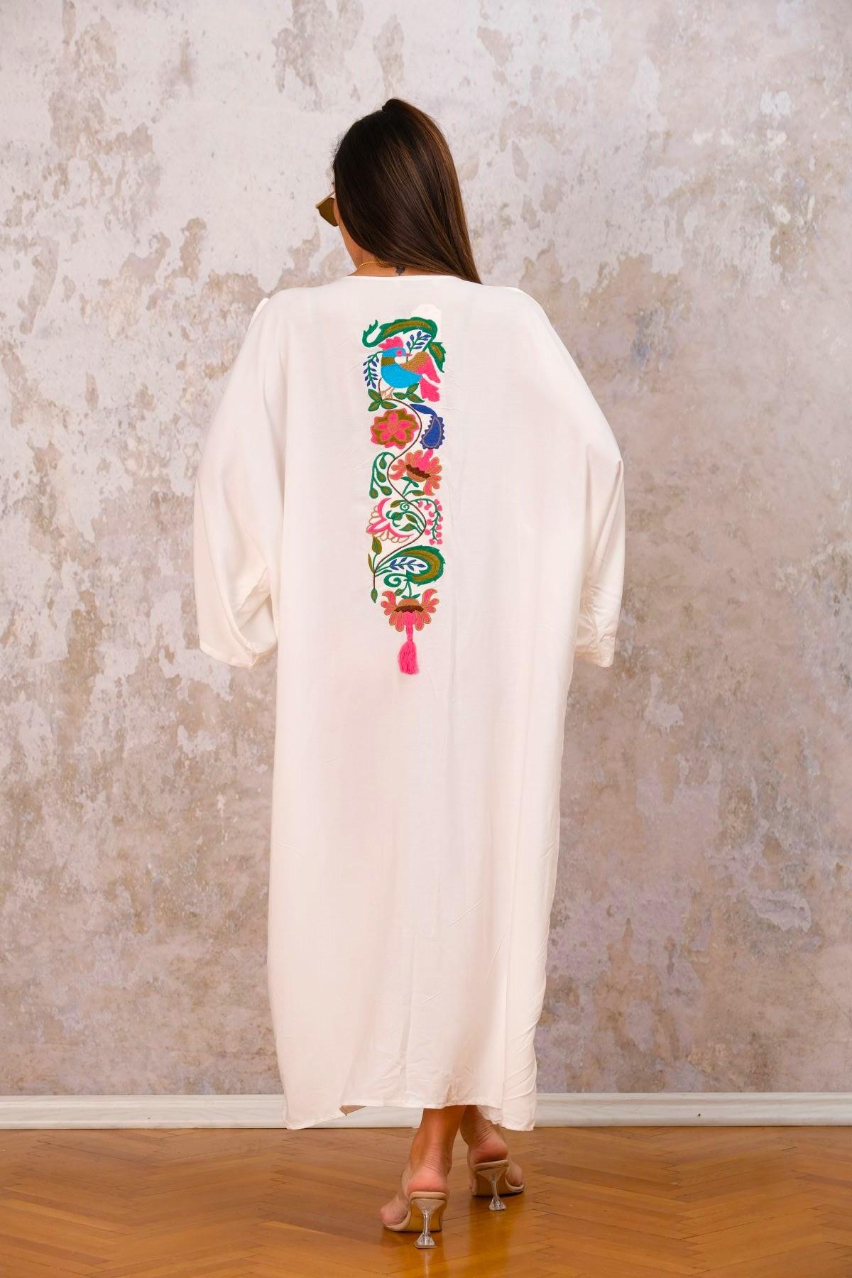 Beyaz V Yaka Sırtı Ve Cepleri Nakışlı Oversize Uzun Gömlek Elbise 