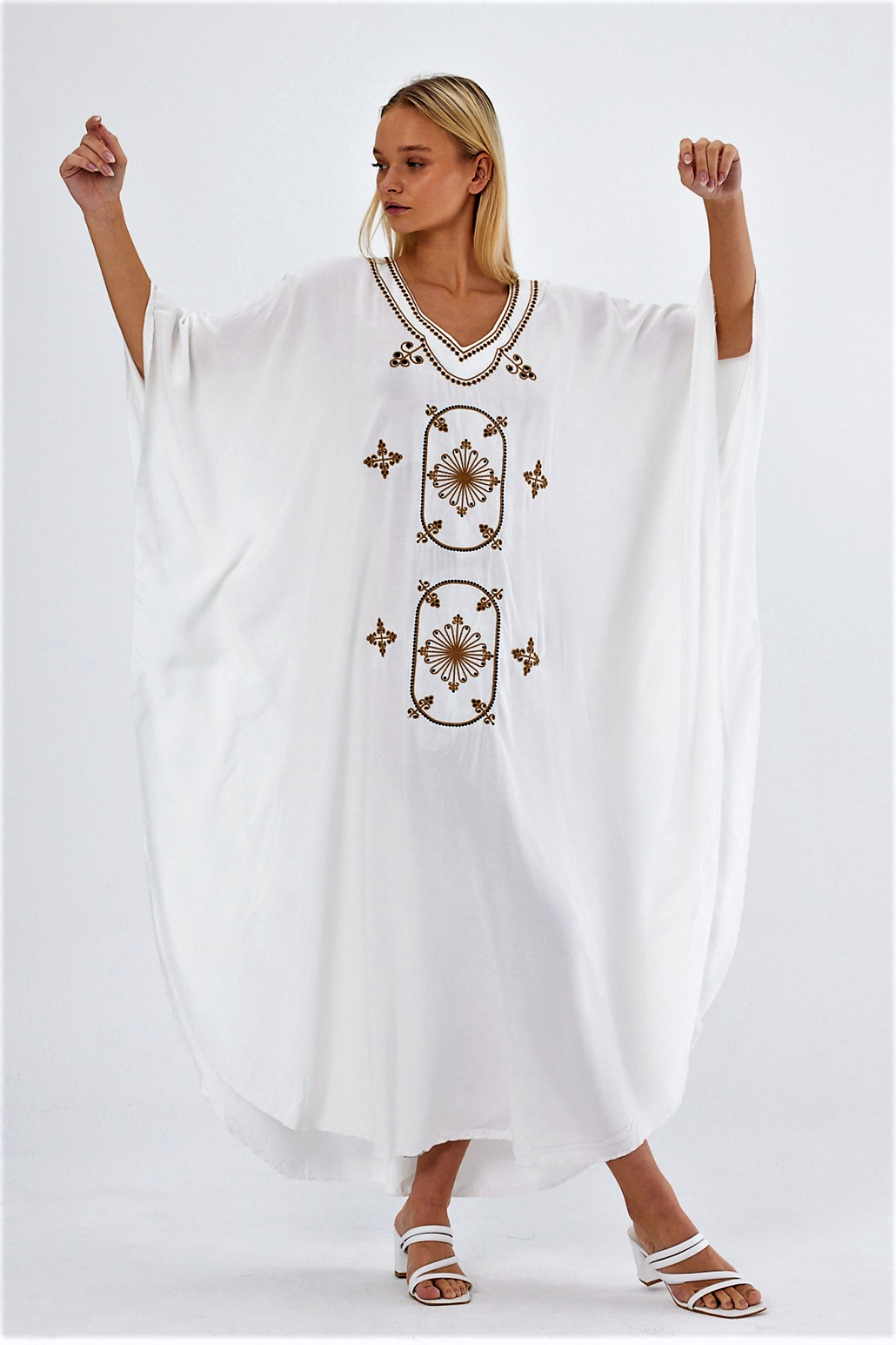 فستان أبيض طويل مطرز على شكل خفاش بأكمام على شكل خفاش مطرز من الأمام وتنورة طويلة مطرزة من الأمام