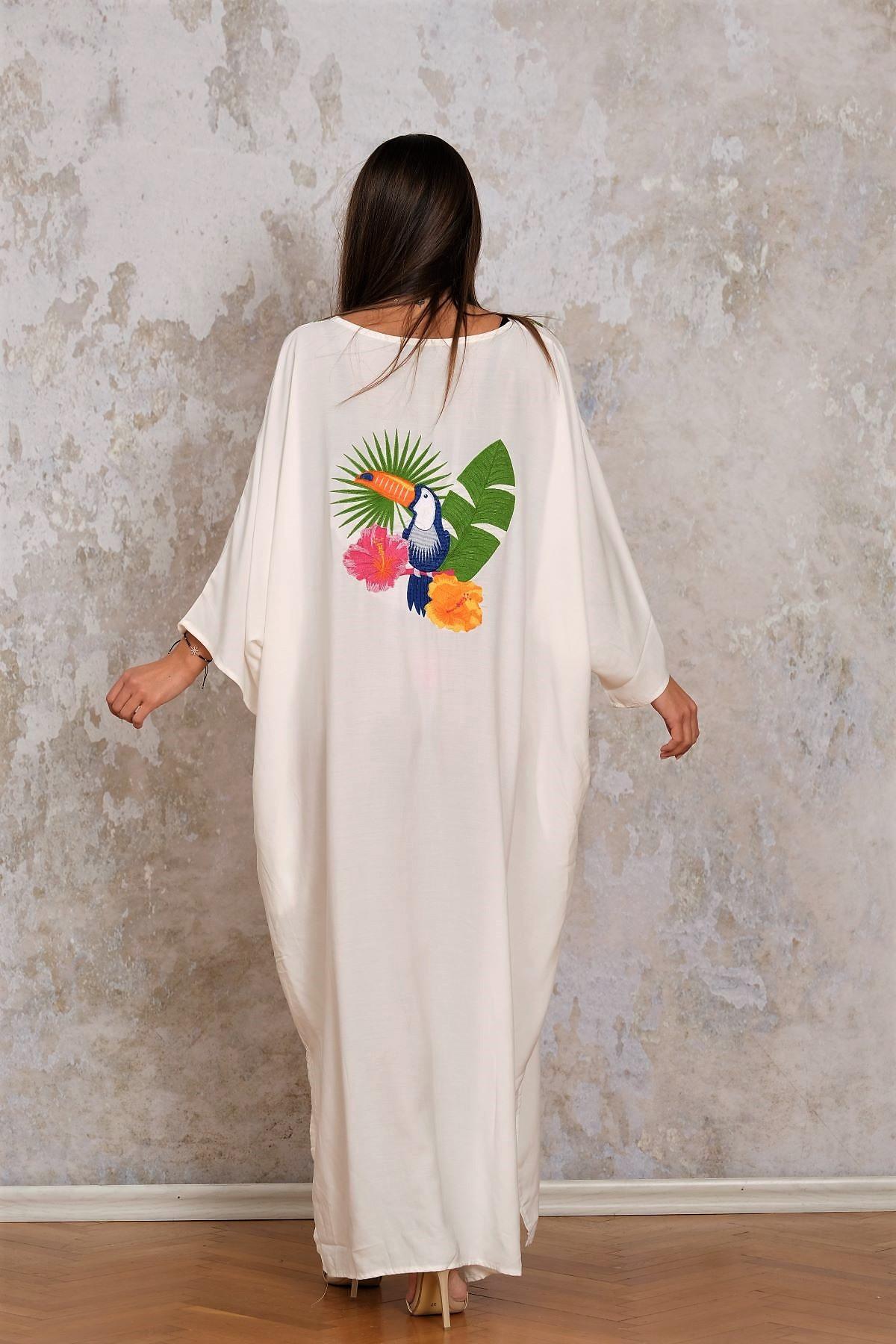 أبيض فستان طويل بأكمام على شكل خفاش بأكمام على شكل خفاش بأكمام على شكل خفاش مطرز من الخلف مع جيوب