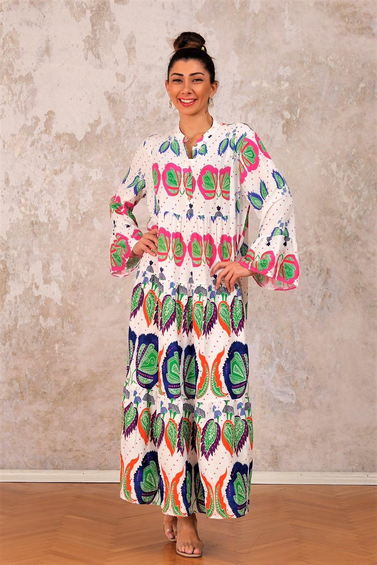 Beyaz Volanlı Kol Önden Düğmeli Eteği Kat Kat Tropikal Desenli Uzun Elbise