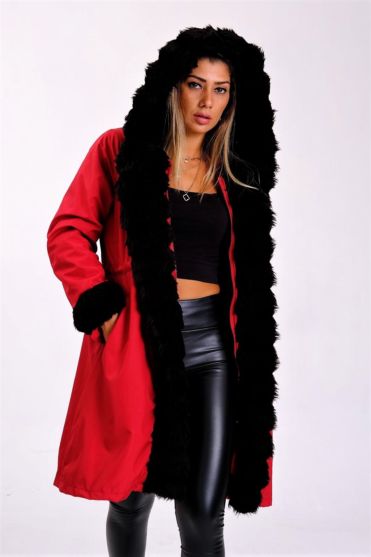 معطف طويل بيج مقاوم للماء من جلد الغنم العنابي المقاوم للماء بقلنسوة من الفرو الأسود