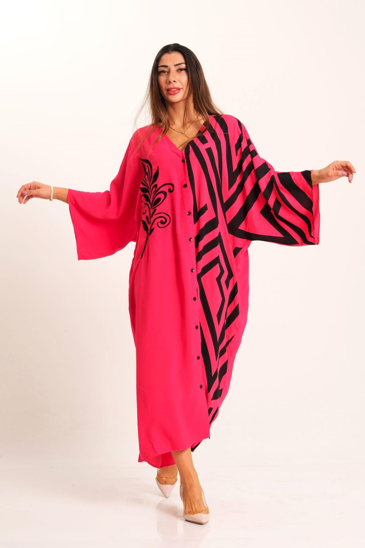 فستان طويل مزركش مزخرف باللون الفوشيا بقميص طويل مزخرف على شكل حرف V بياقة على شكل حرف V مع جيوب بأكمام خفاش