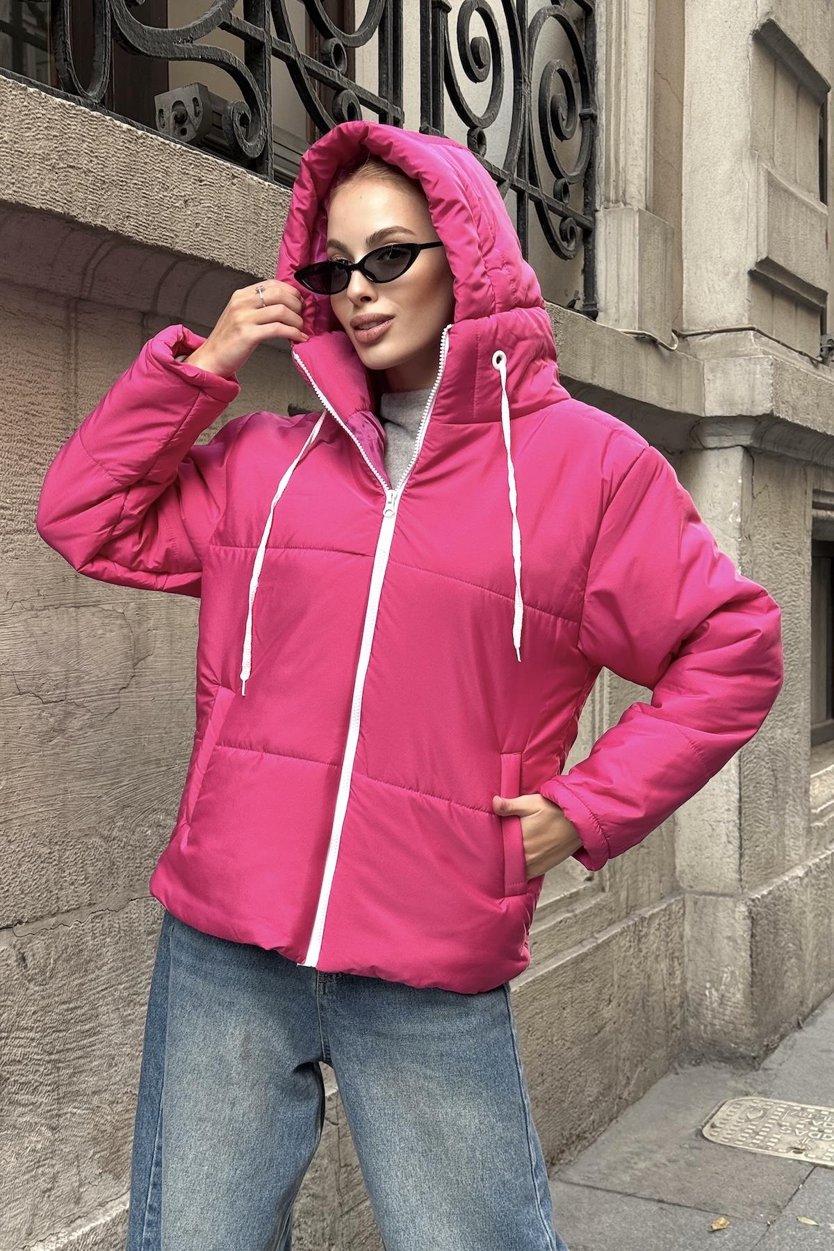 معطف قابل للنفخ بقلنسوة مقاوم للماء باللون الفوشيا