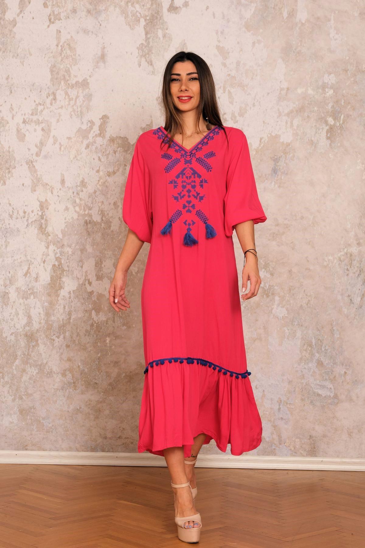 فستان طويل فوشيا بياقة على شكل حرف V برقبة على شكل حرف V وتنورة طويلة مزركشة مطرزة من الأمام مزركشة ببوم بوم بوم