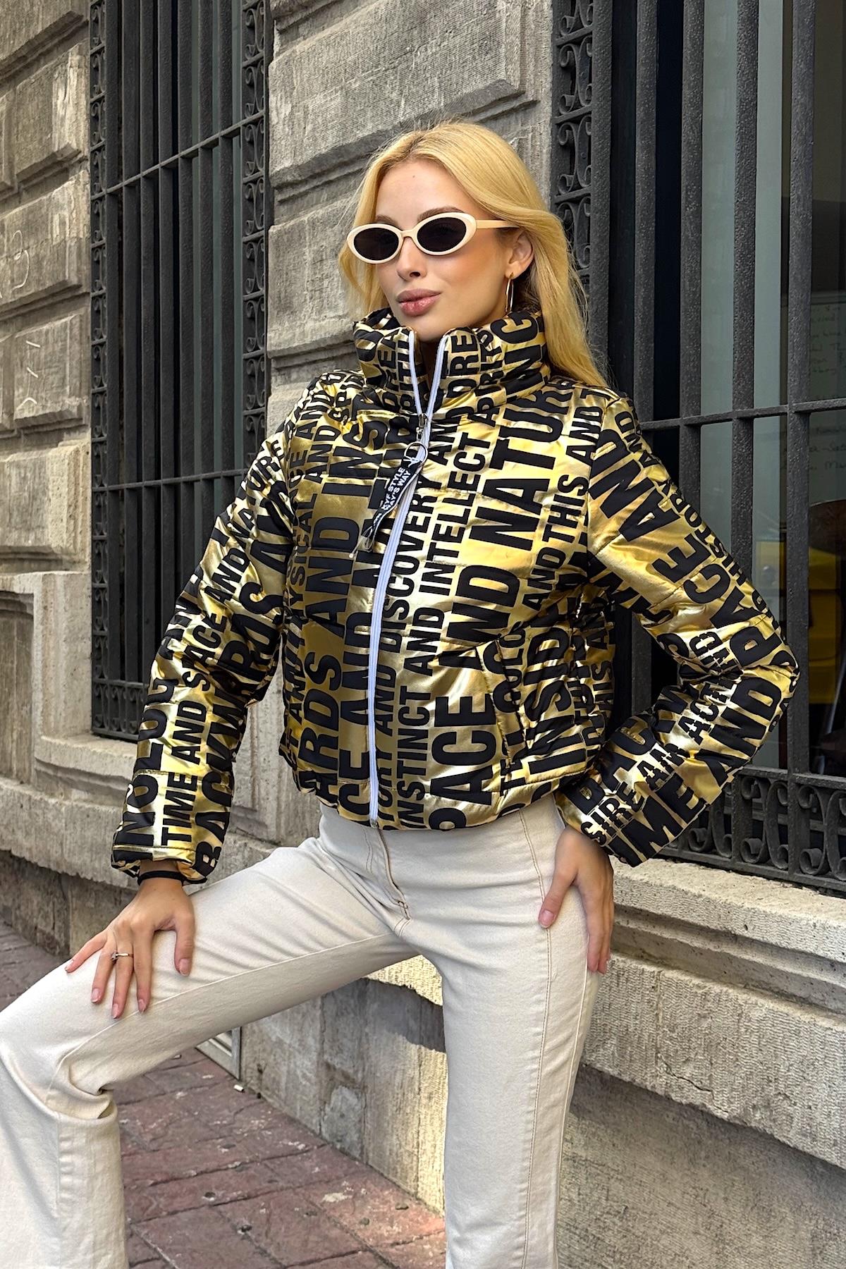 معطف قصير قابل للنفخ بياقة قصيرة ذهبية لامعة مطبوعة على شكل طوق حامل مع إغلاق بسحاب