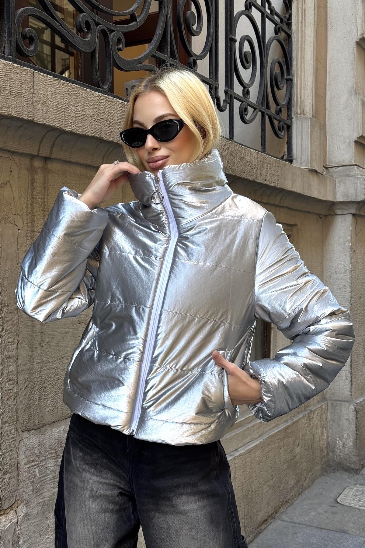 معطف قصير قصير قابل للنفخ بياقة ستاند فضي لامع فاخر قابل للنفخ
