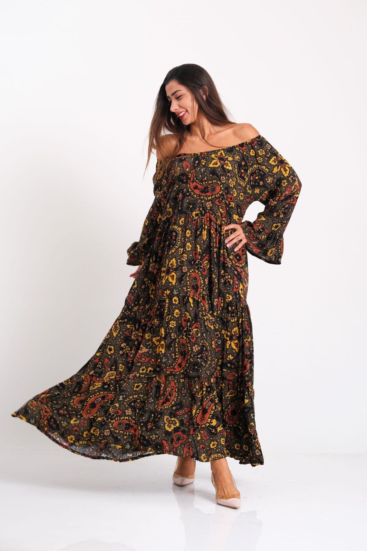 فستان طويل بياقة كارمن كاكي بنقشة شال كارمن بنقشة شال كارمن بأكمام مكشكشة