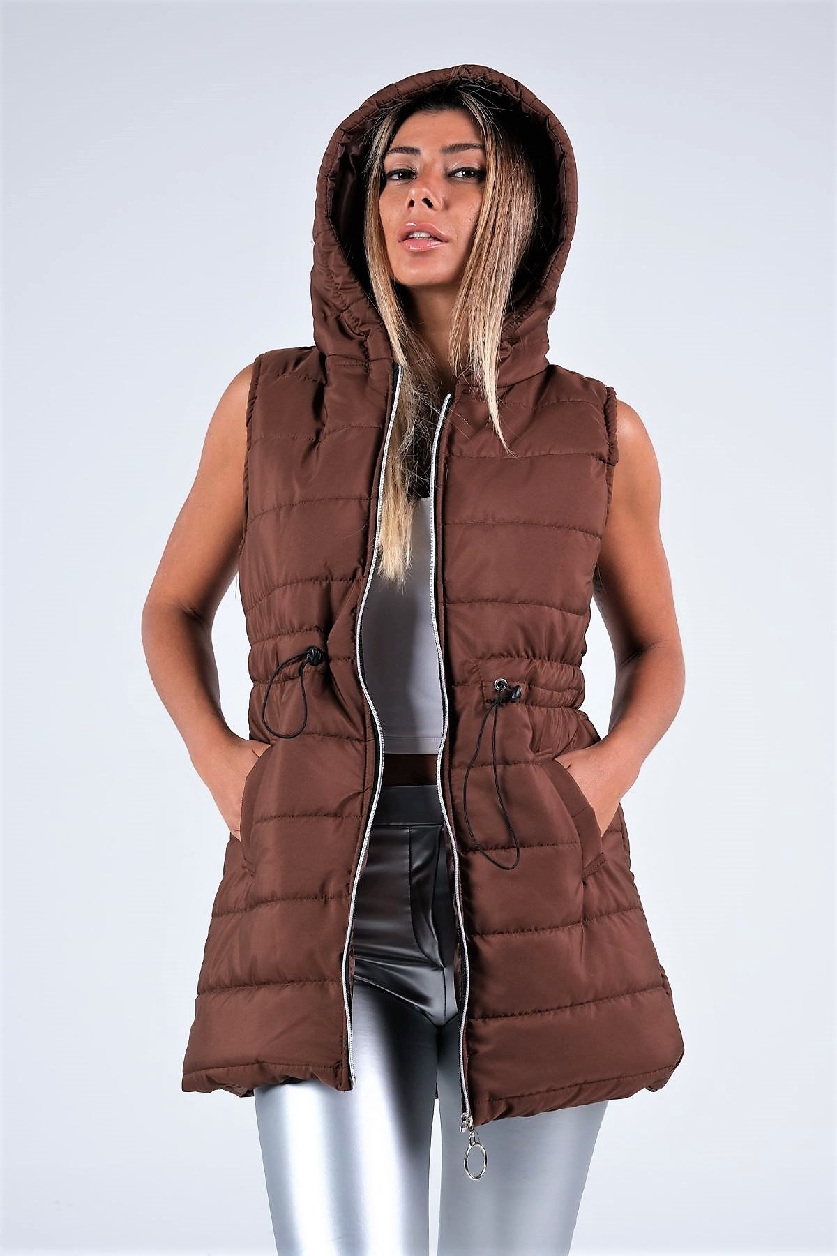 سترة قهوة قابلة للنفخ بقلنسوة بجيوب وخصر برباط