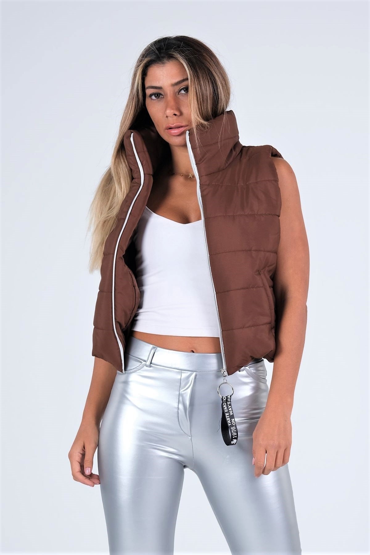 سترة قصيرة قابلة للنفخ بياقة الوقوف بنية اللون مع جيوب مطاطية على الخصر