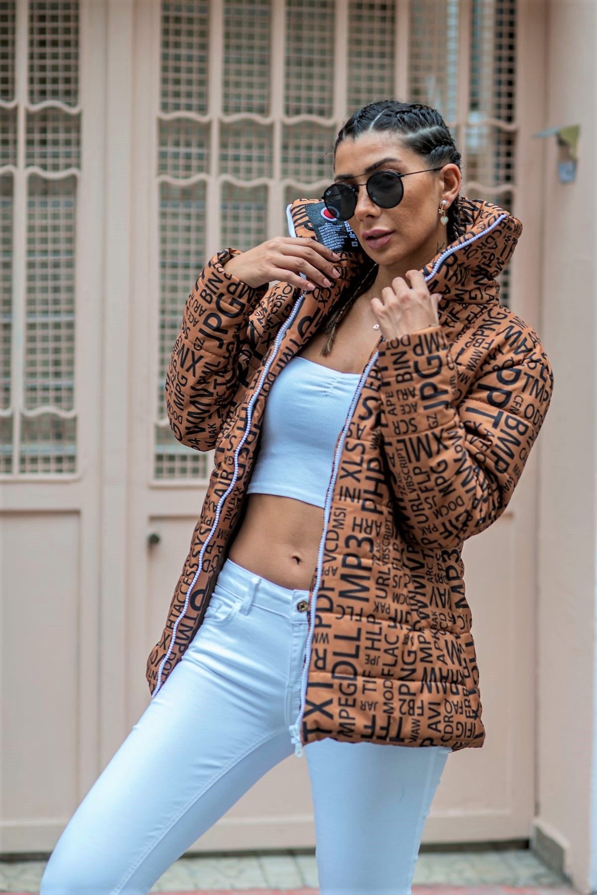 معطف طويل طويل قابل للنفخ مقاوم للماء بياقة حامل بني اللون مع كتابة