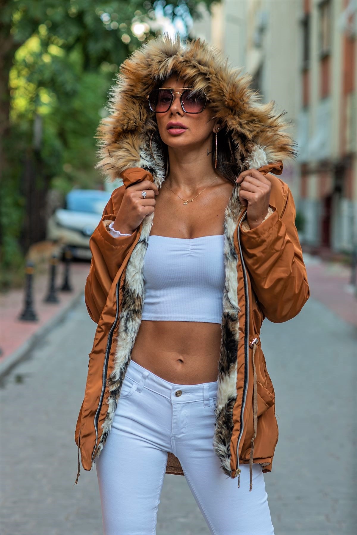 معطف بني مقاوم للماء بقلنسوة من الفرو مع خصر برباط من الفرو من الداخل