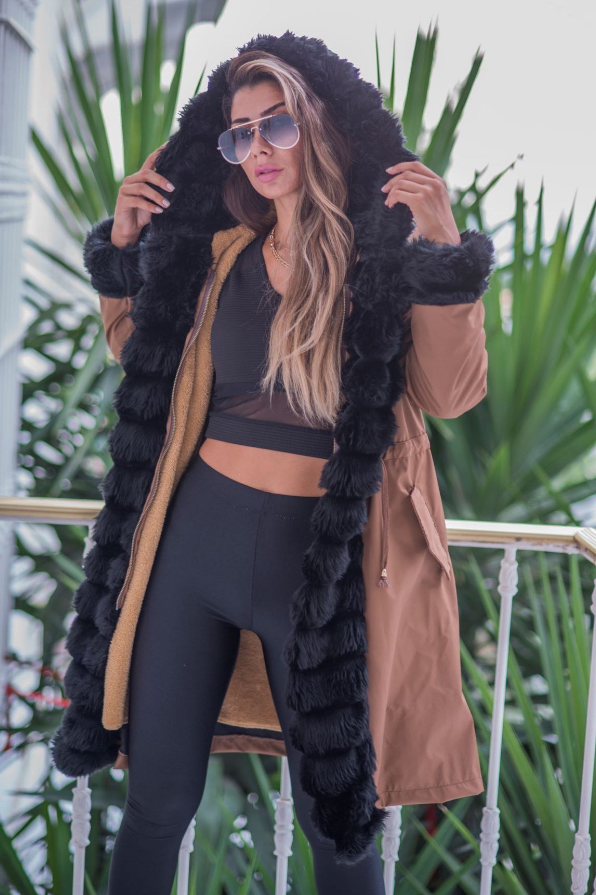 معطف بني مقاوم للماء بياقة من الفرو الأسود مع غطاء رأس من الفرو من الداخل