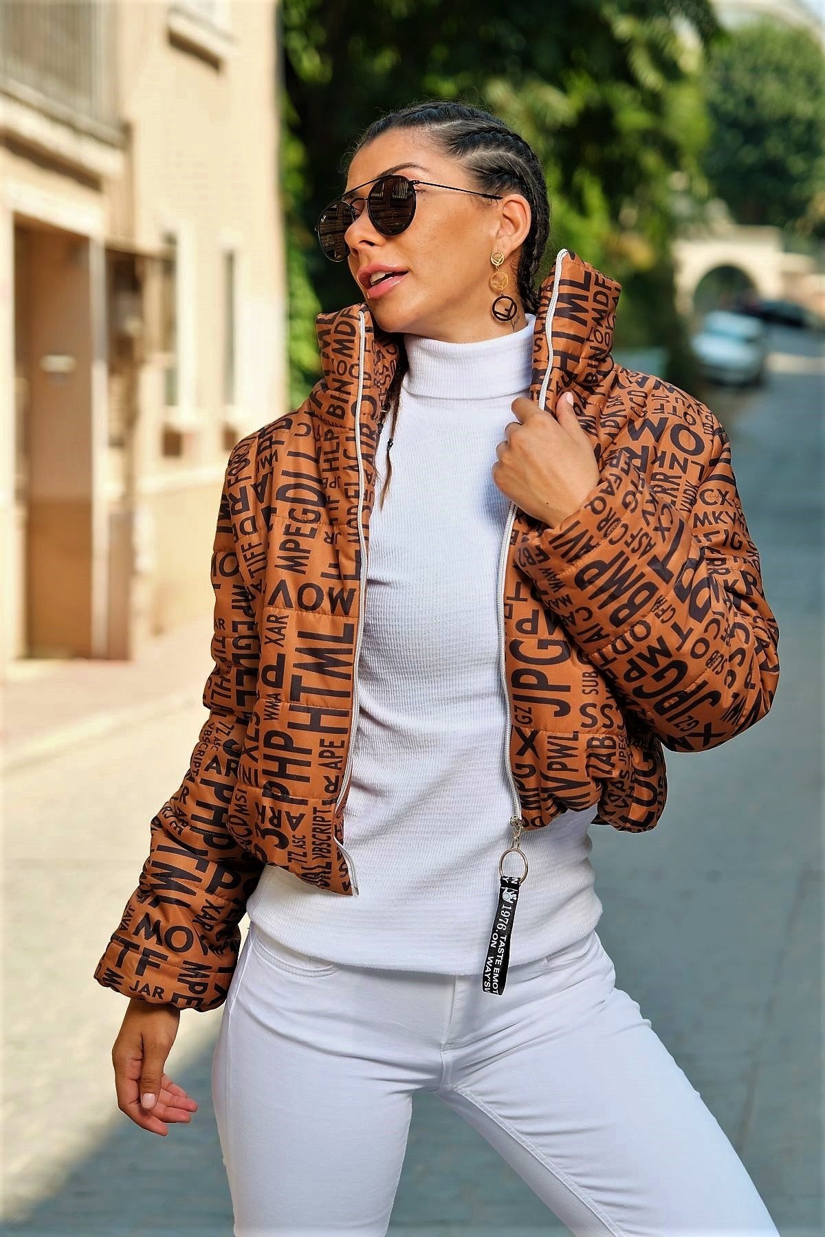 معطف قصير قابل للنفخ مطبع بياقة حامل بني اللون مقاوم للماء