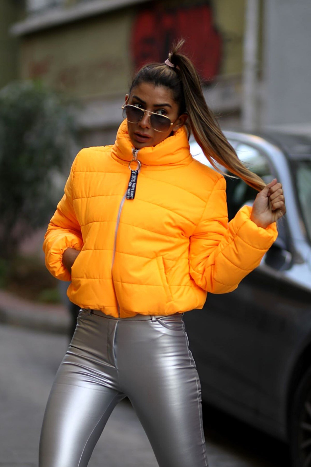 معطف مطر قصير بياقة قصيرة مقاوم للماء بلون المشمش