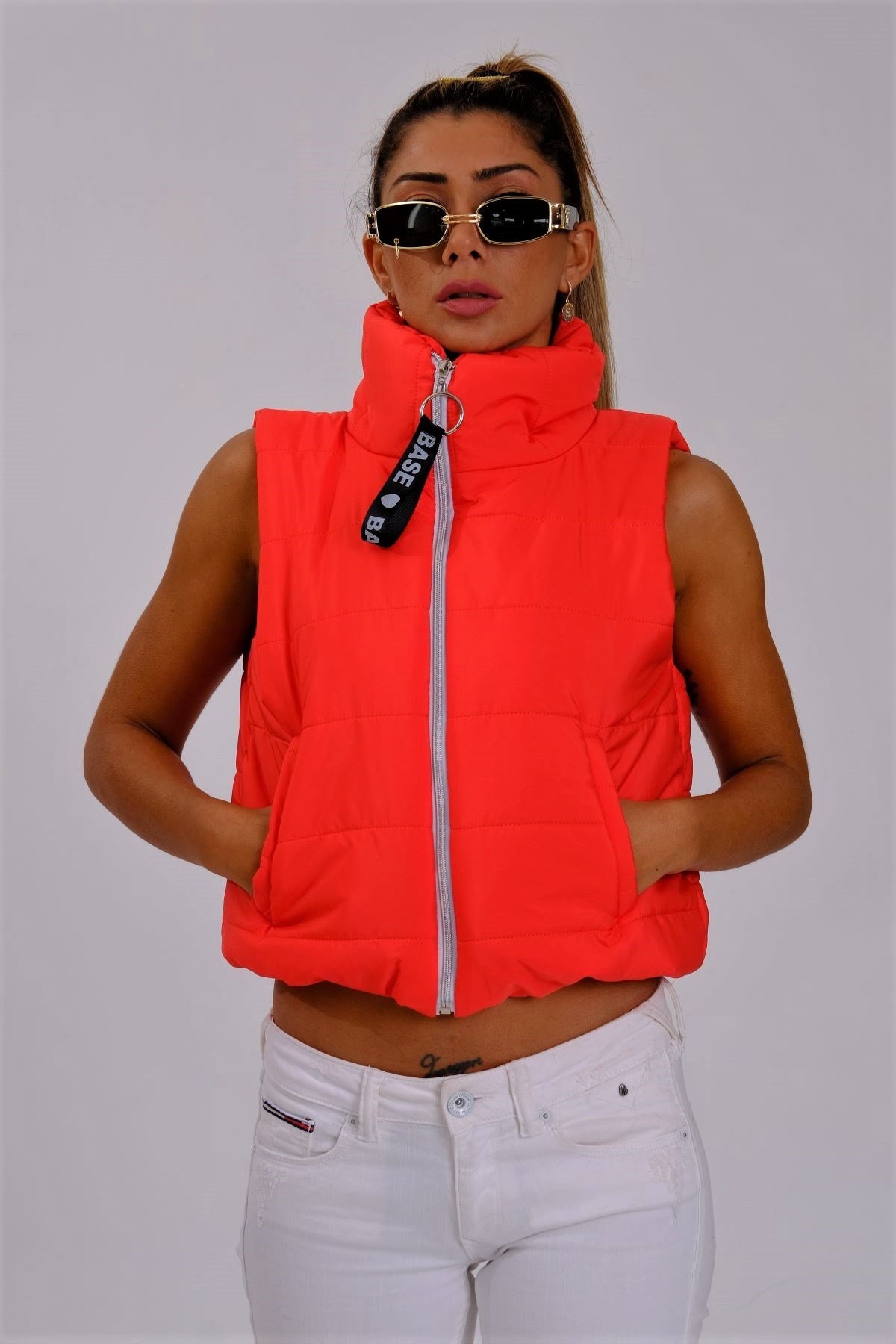 سترة قصيرة قابلة للنفخ بياقة قصيرة بياقة حمراء مع جيوب مطاطية على الخصر