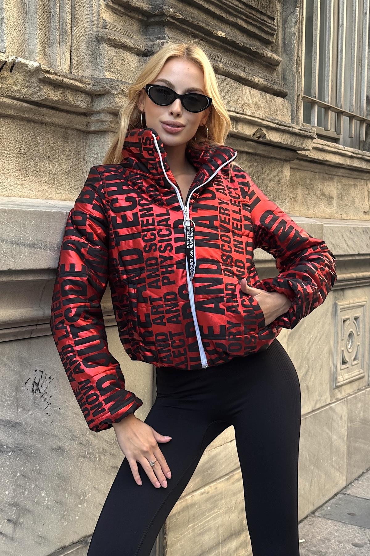 معطف أحمر مطبوع بطباعة زاهية زاهية بياقة قصيرة قابلة للنفخ مع إغلاق بسحاب