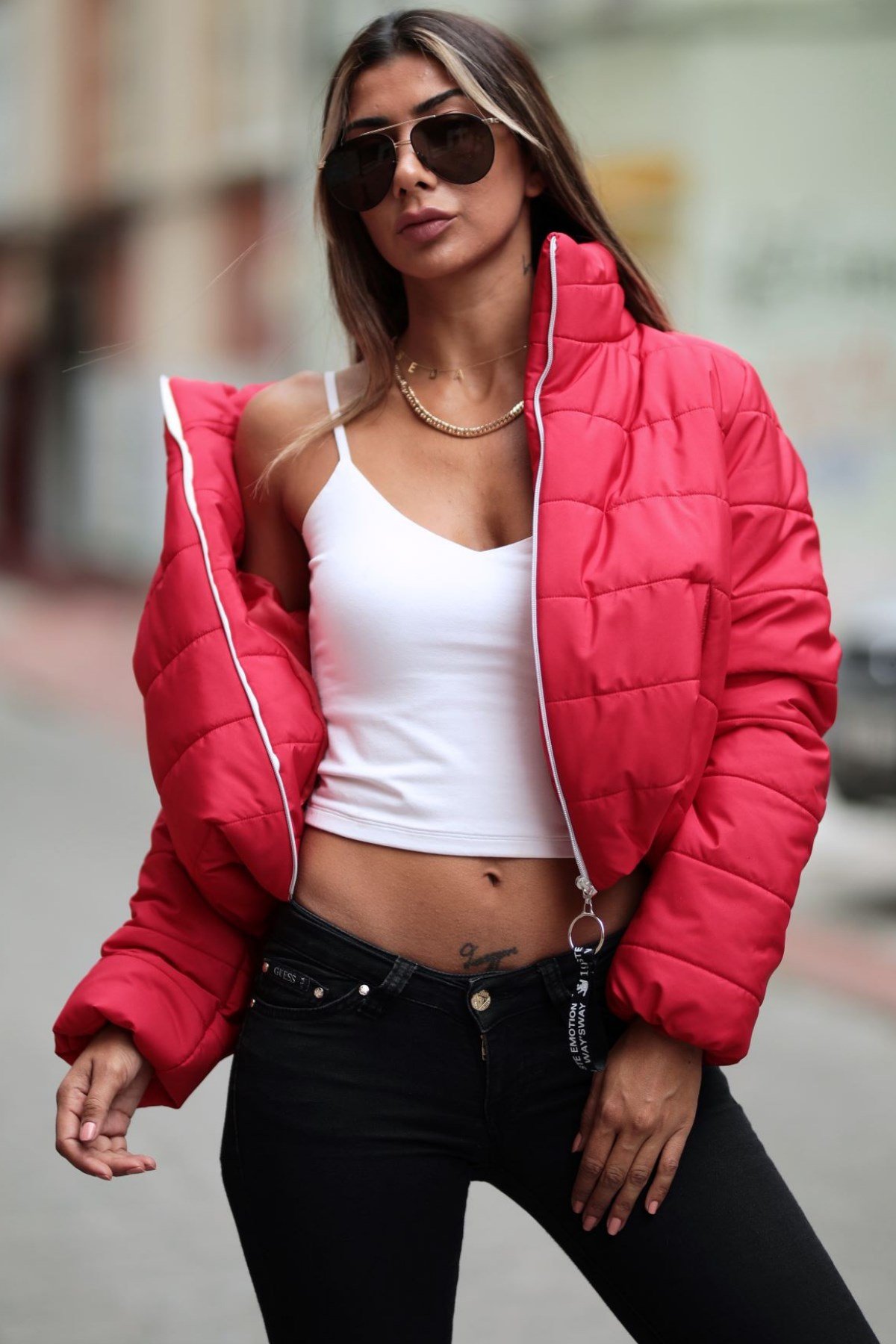 معطف قصير قصير قابل للنفخ مقاوم للماء بياقة حمراء بياقة حمراء