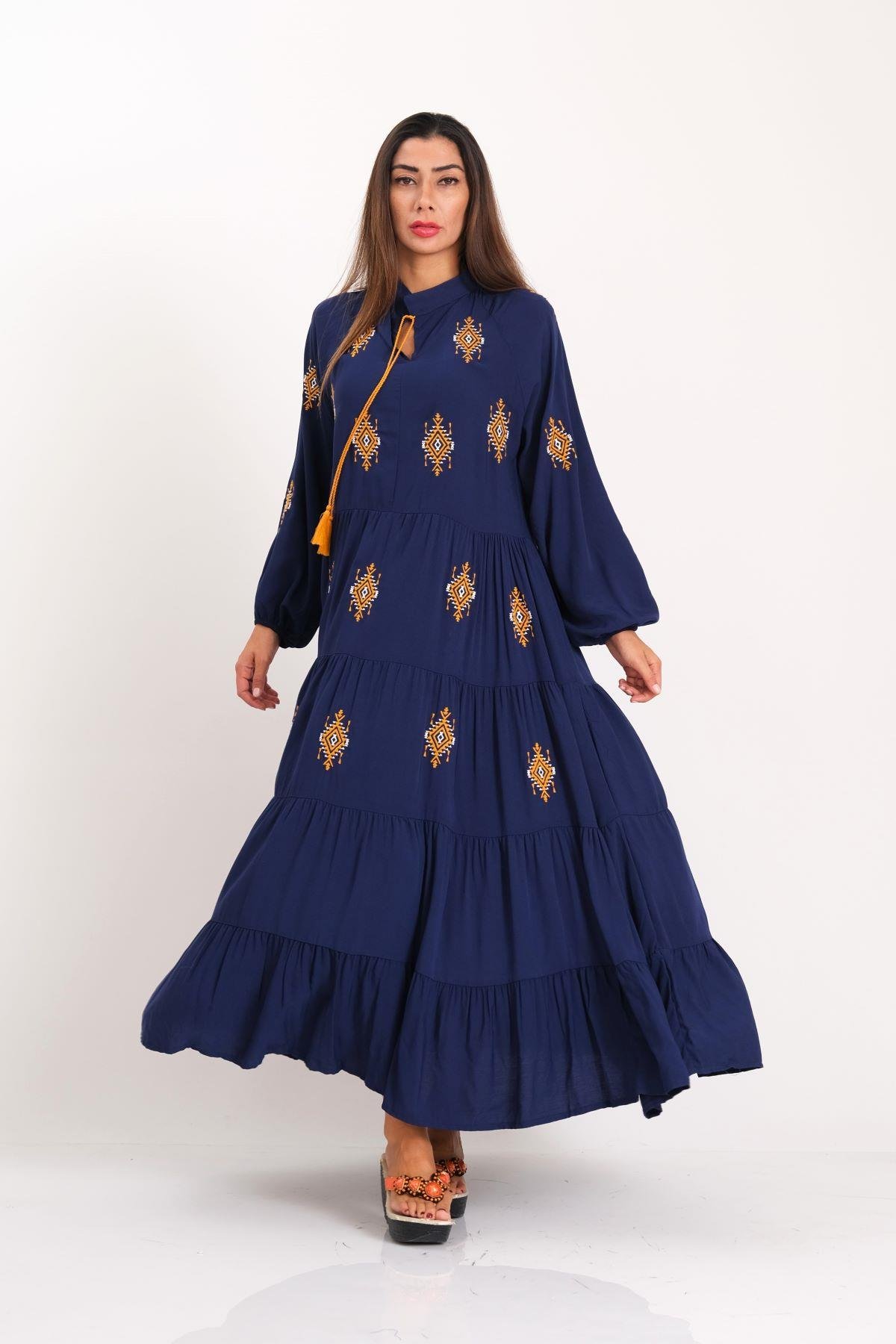 فستان طويل مطوي مطوي طويل مطرز من الأمام وأكمام أزرق داكن وأكمام تنورة طويلة مطرزة أصيلة