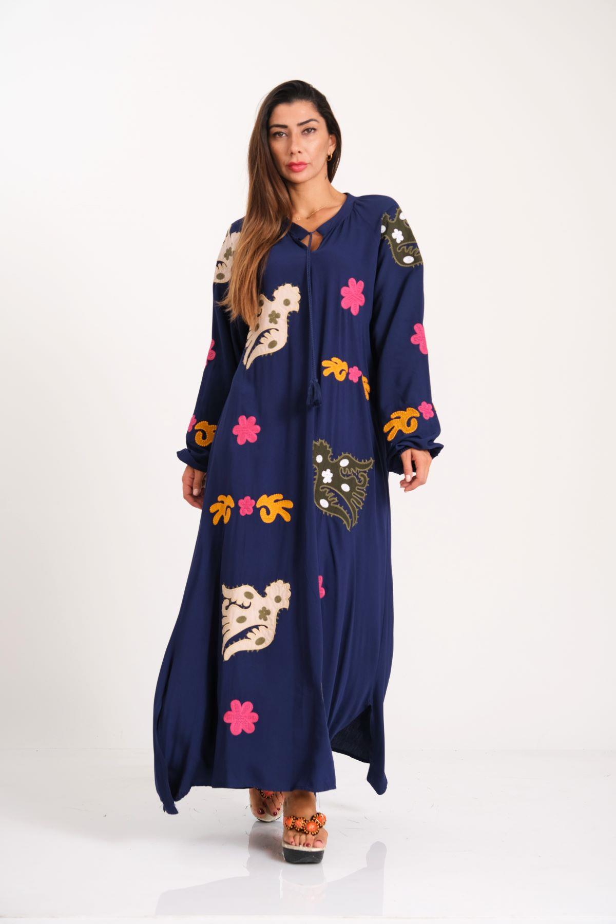 فستان طويل بياقة صفر أزرق داكن أزرق داكن مع شرابات مطرزة من الأمام والأكمام