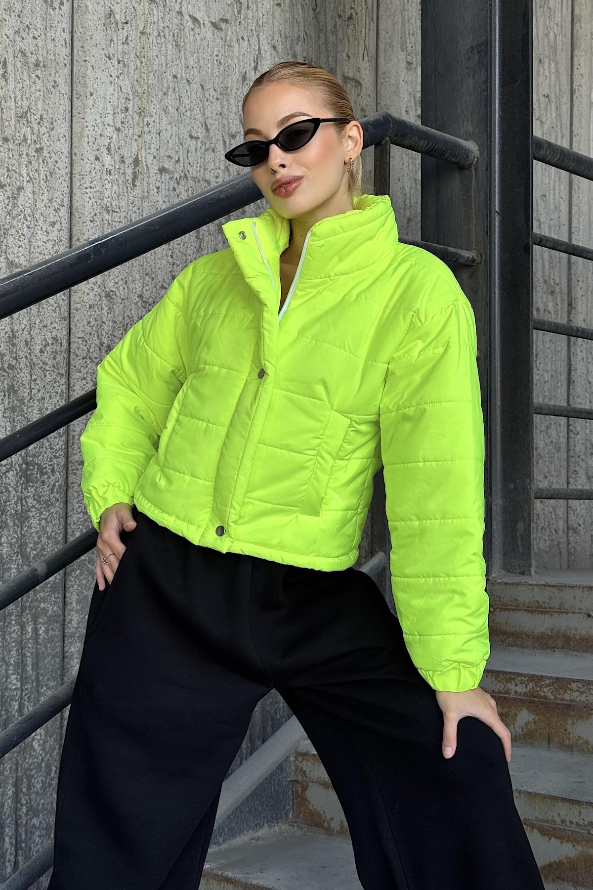 Neon Yeşil Dik Yaka Çıtçıtlı Fermuarlı Kısa Şişme Mont