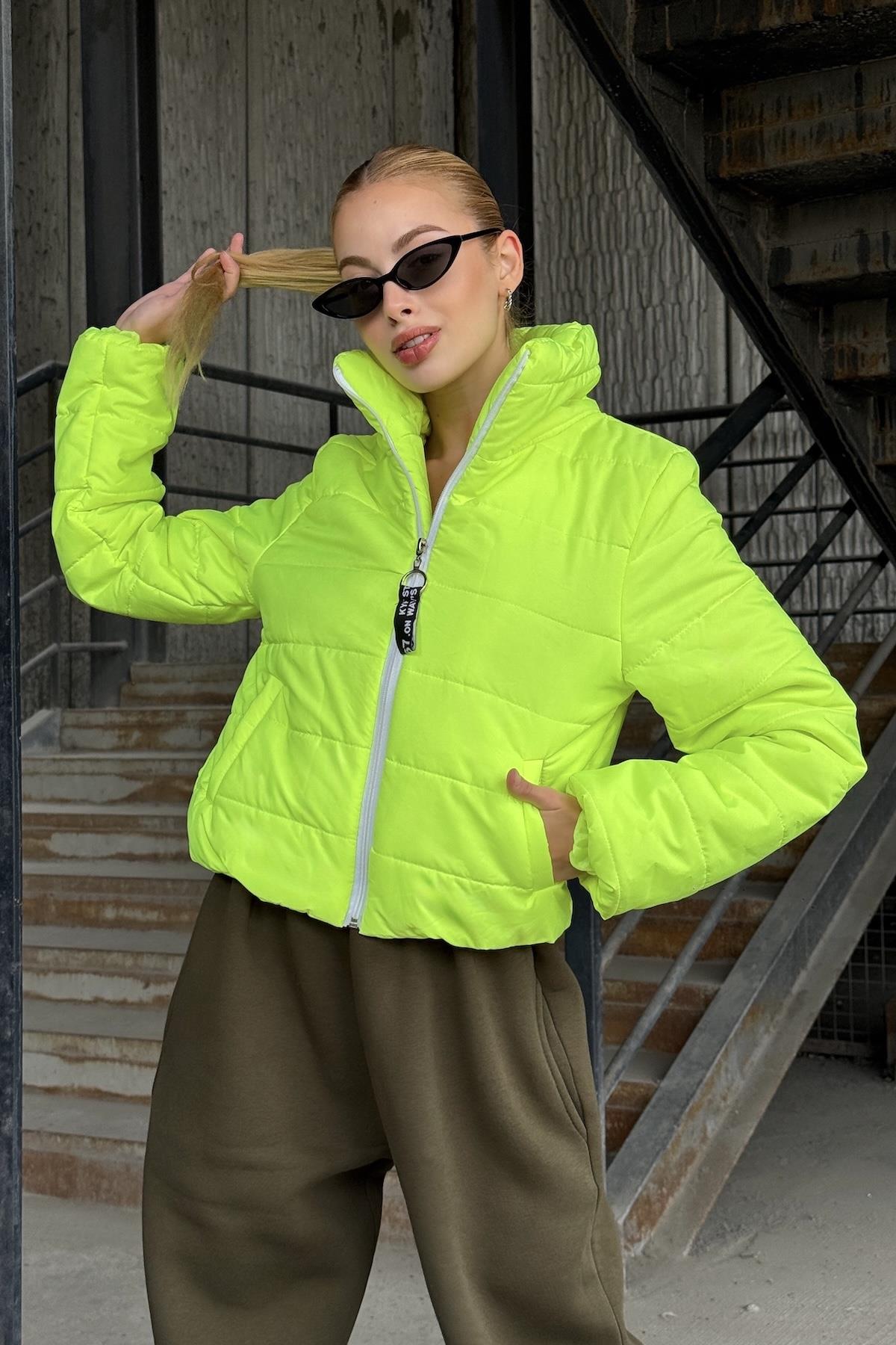 Neon Yeşil Sırtı Taş Baskılı Dik Yaka Kısa Şişme Mont